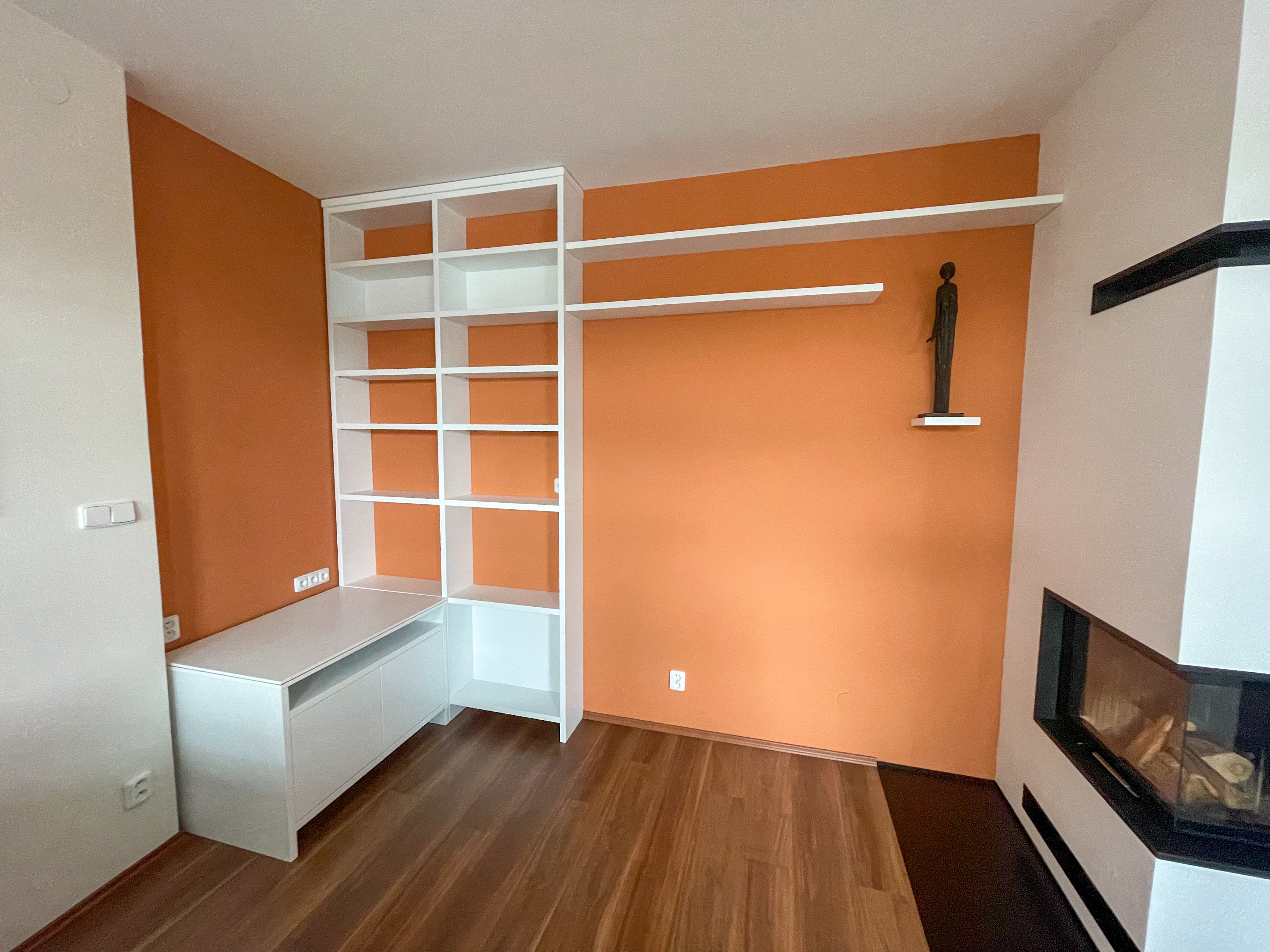 Knihovna s podsvícenou soškou